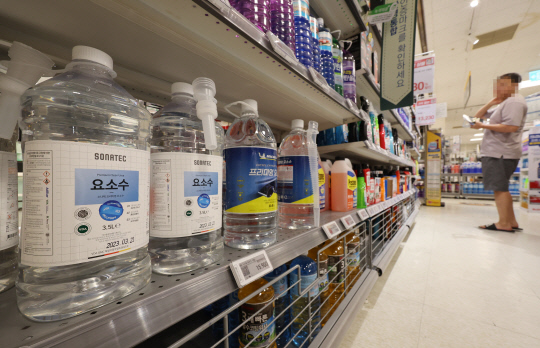 8일 서울 시내의 한 대형마트에 요소수가 진열돼 있다. [연합뉴스]